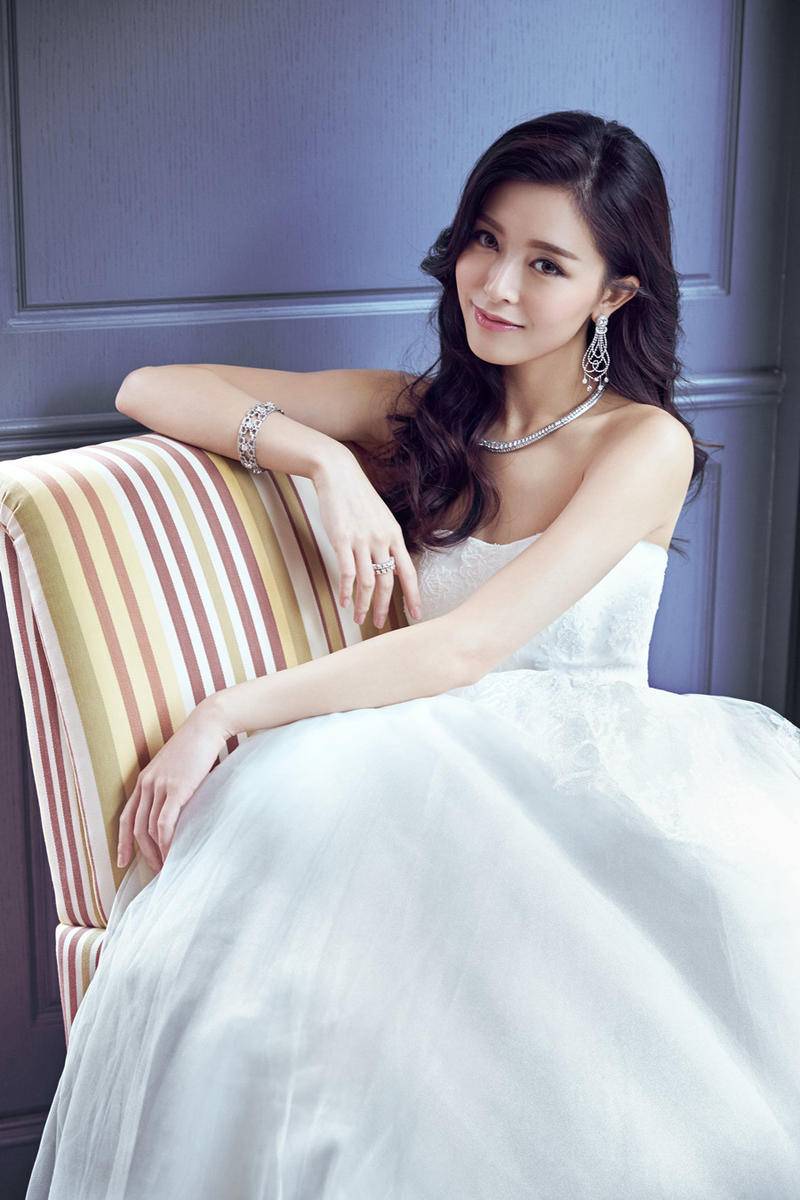 文詠珊婚紗造型寫真曝光 美目盼兮脈脈含情