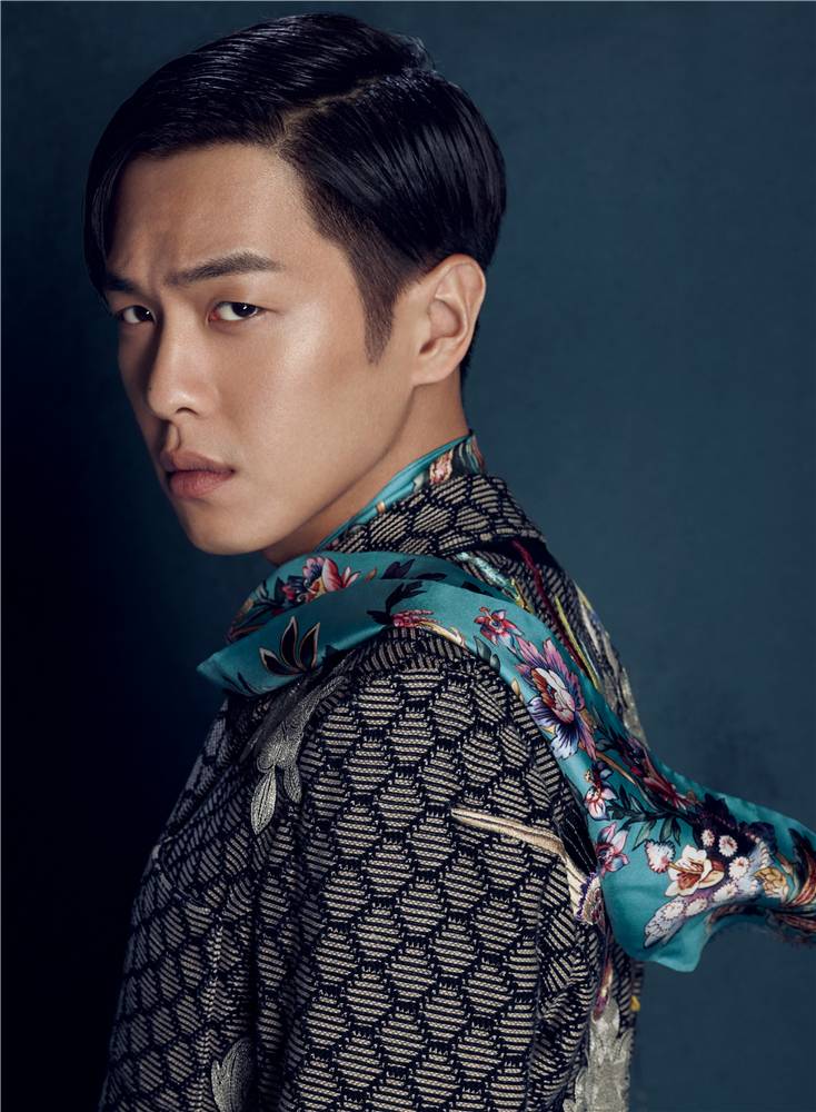 張若昀帥氣復(fù)古寫真大片 另類復(fù)古別具風(fēng)格