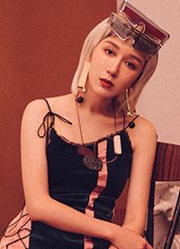 演員婁藝瀟最新寫真大片 復(fù)古時尚別具一格