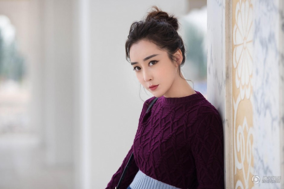 杜若溪新年寫真曝光 長腿加細腰演繹干練都市范兒