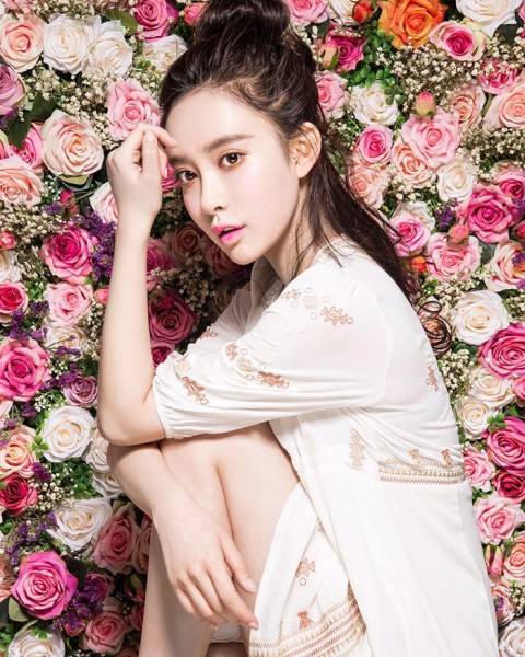 一年級(jí)孟子義寫真曝光 香肩半露性感撩人