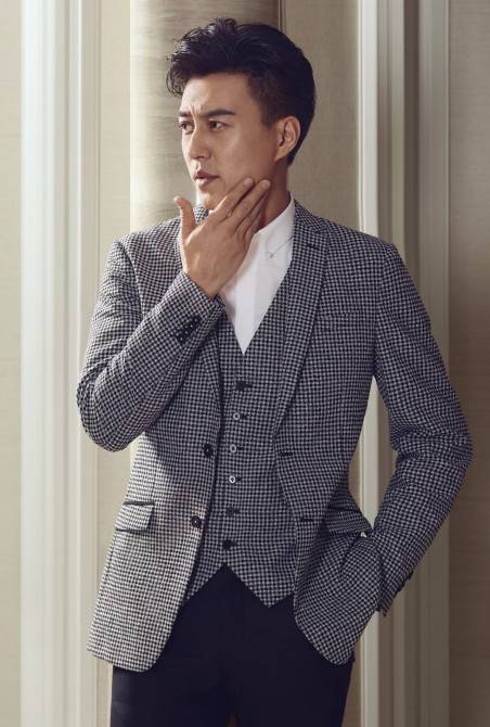 靳東最新雜志寫真圖片 儒雅氣質(zhì)盡顯老干部風(fēng)情