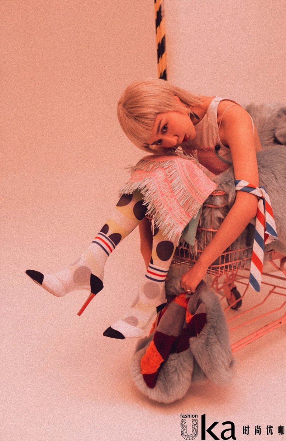 演員婁藝瀟最新寫真大片 復(fù)古時(shí)尚別具一格