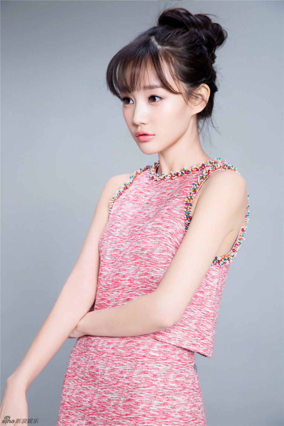 李一桐最新寫真曝光 干凈素雅猶如仙子般靈動(dòng)