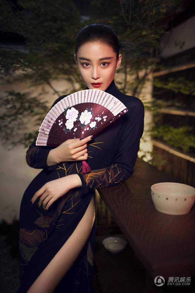 張馨予時(shí)尚大片曝光 素妝淡雅溫婉大方