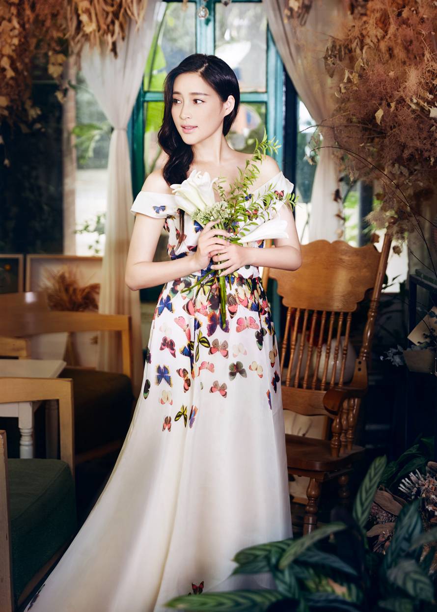 演員甘婷婷最新寫真曝光 變身花仙子魅力撩人