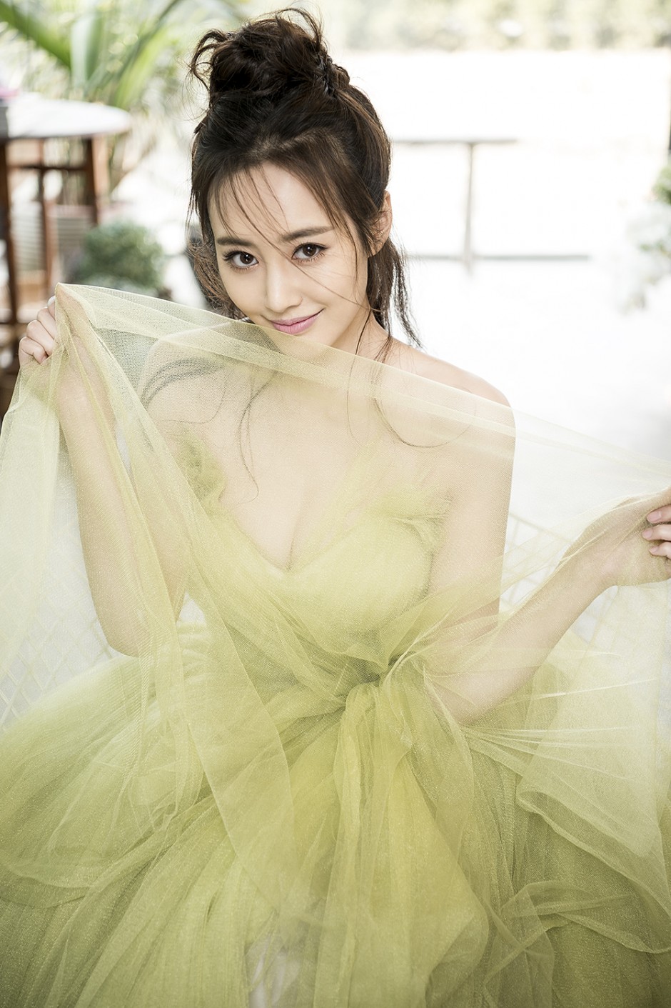 演員李純寫真性感十足 薄紗抹胸清新嫵媚