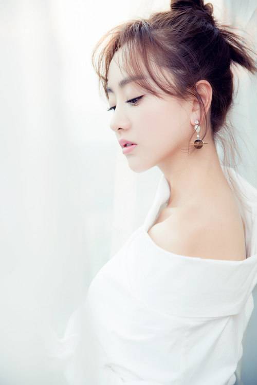 楊蓉時(shí)尚寫(xiě)真曝光 小露香肩可愛(ài)又嫵媚