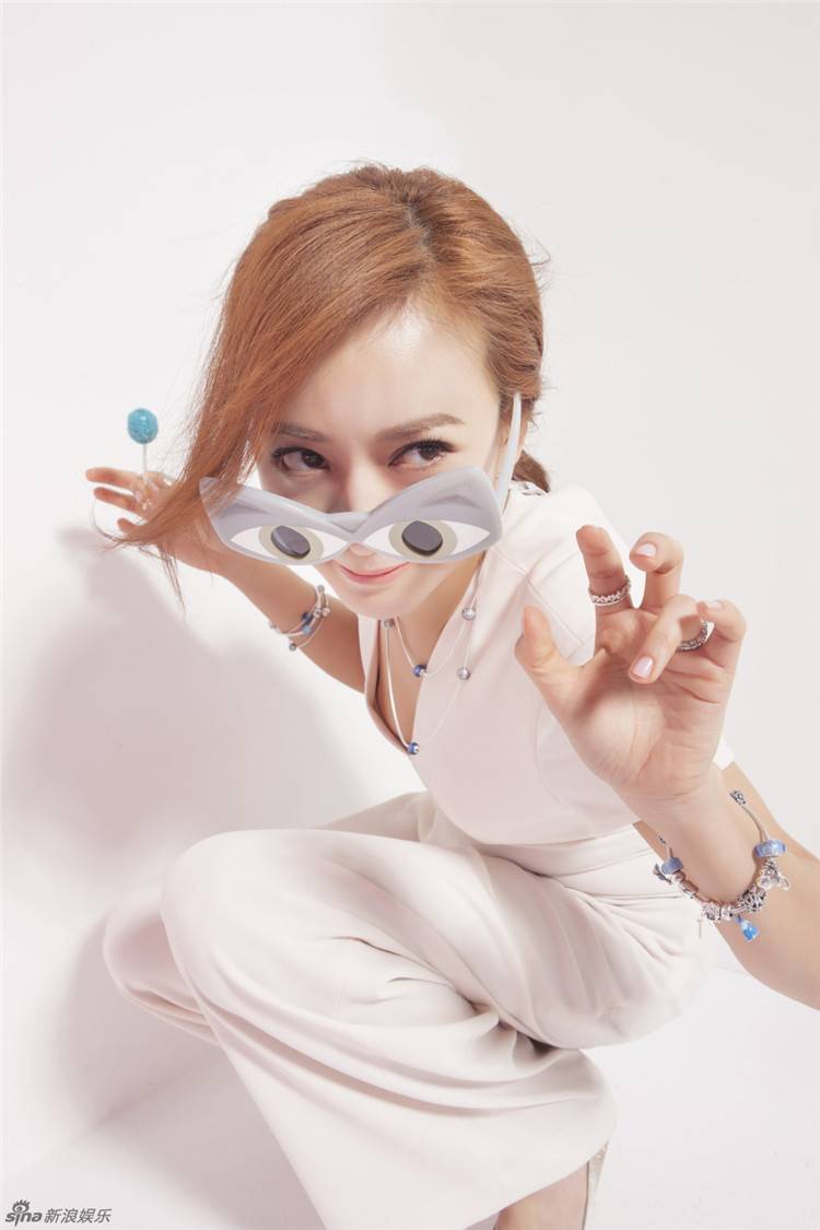 陳意涵最新寫真大片 鬼馬另類搭配顯小女人風(fēng)味