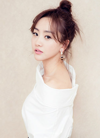 楊蓉時尚寫真曝光 小露香肩可愛又嫵媚