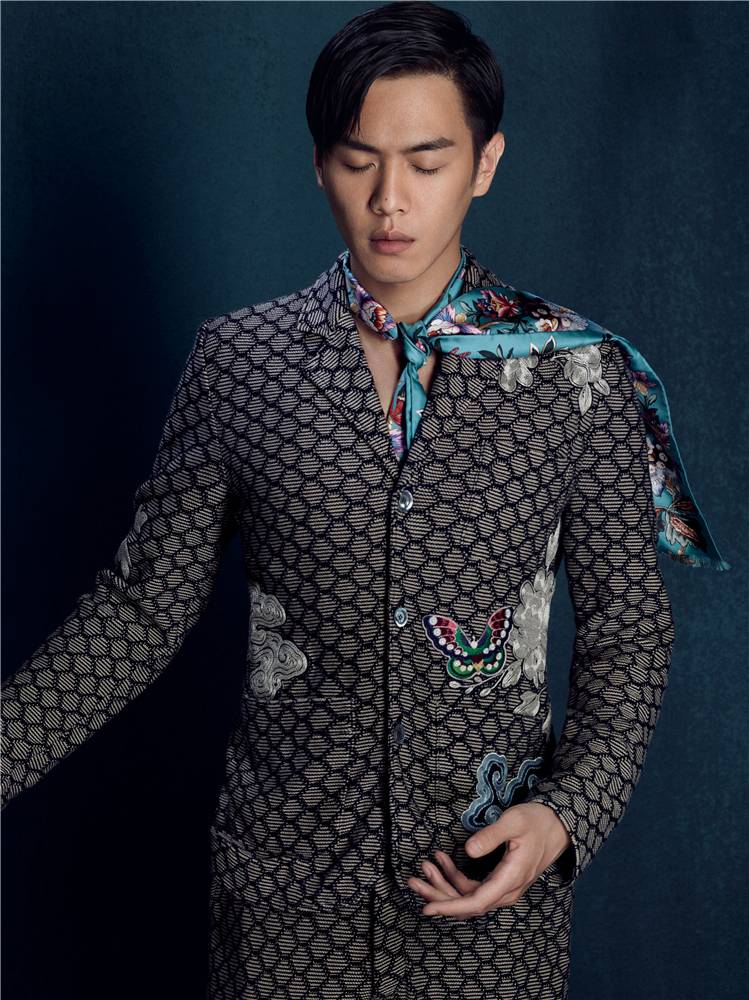 張若昀帥氣復古寫真大片 另類復古別具風格