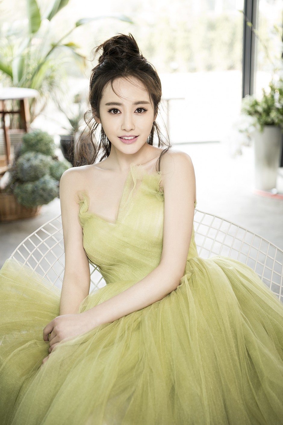 演員李純寫真性感十足 薄紗抹胸清新嫵媚