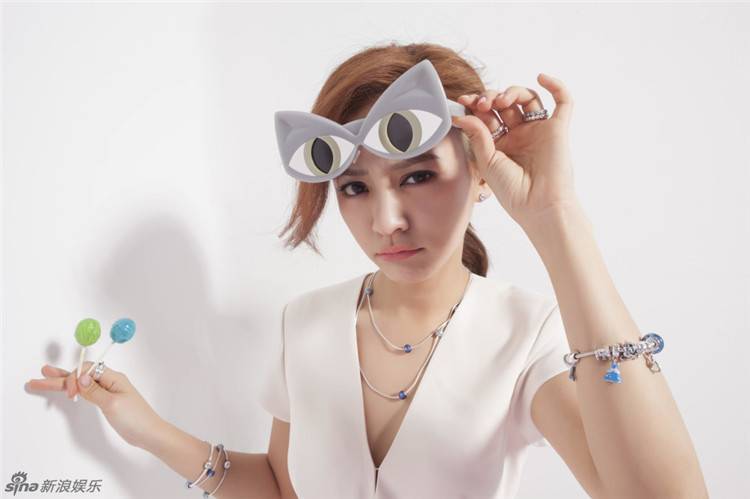 陳意涵最新寫真大片 鬼馬另類搭配顯小女人風(fēng)味