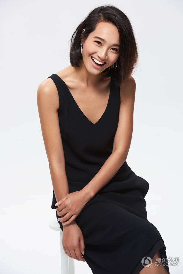 主持人朱丹黑白極簡寫真現(xiàn)性感“鎖骨殺”