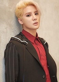 JYJ金俊秀時(shí)尚寫真大片 金發(fā)眼線造型前衛(wèi)
