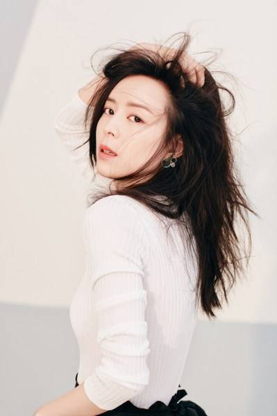 張靜初最新寫真圖片 成熟風(fēng)范顯曼妙身姿