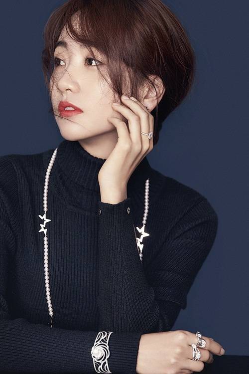 楊蓉冬日珠寶寫真 盡顯知性慵懶華貴風(fēng)