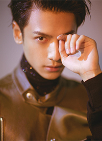 新生代小生羅云熙寫(xiě)真 神情高冷而神秘