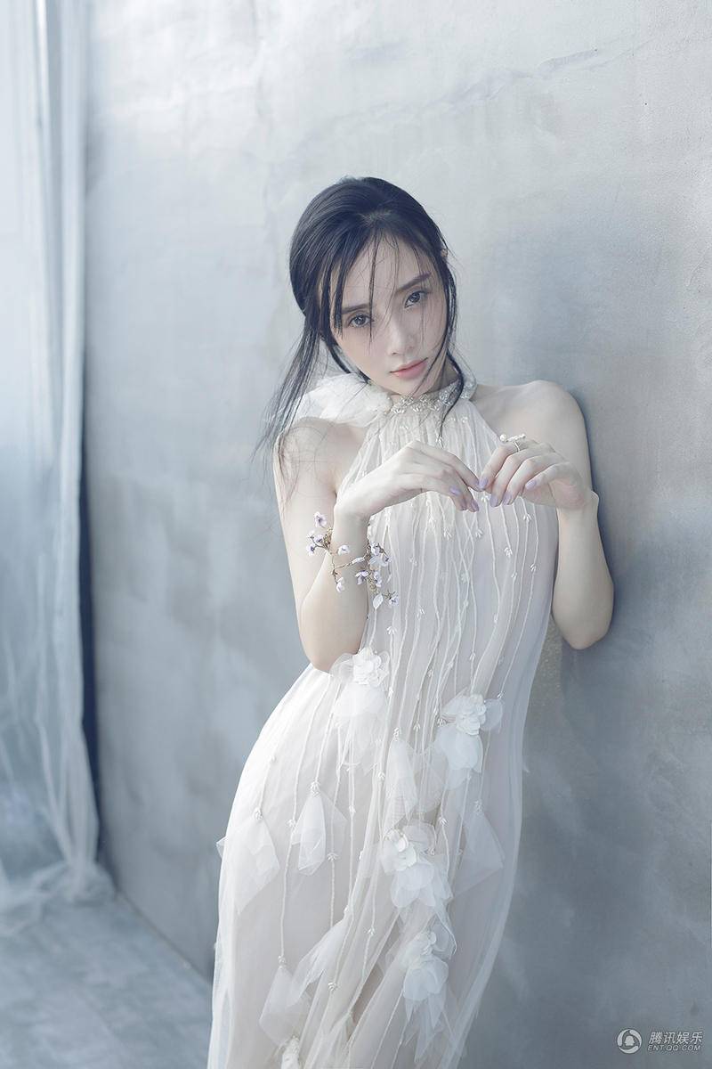 辣媽李小璐唯美寫真大片 冷峻嬌柔清純似少女