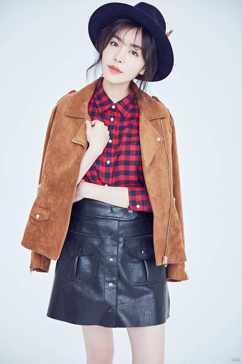 趙多娜曝時尚寫真 冬日英倫風(fēng)搭配干練十足