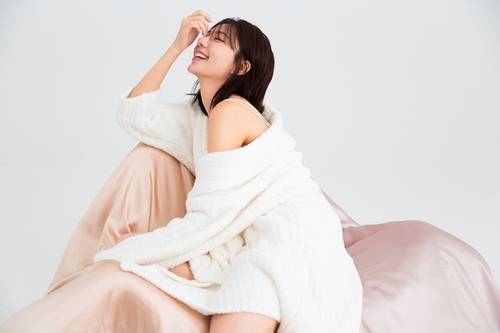 郭雪芙性感居家寫真大片 香肩微露大玩性感