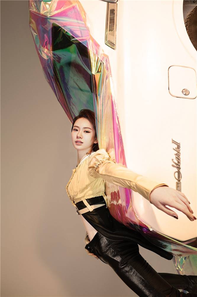 戚薇秋冬時(shí)尚寫(xiě)真公開(kāi) 率性綻放酷感十足