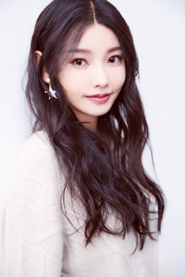 童菲冬日治愈系寫真曝光 鬼馬可愛暖化人心