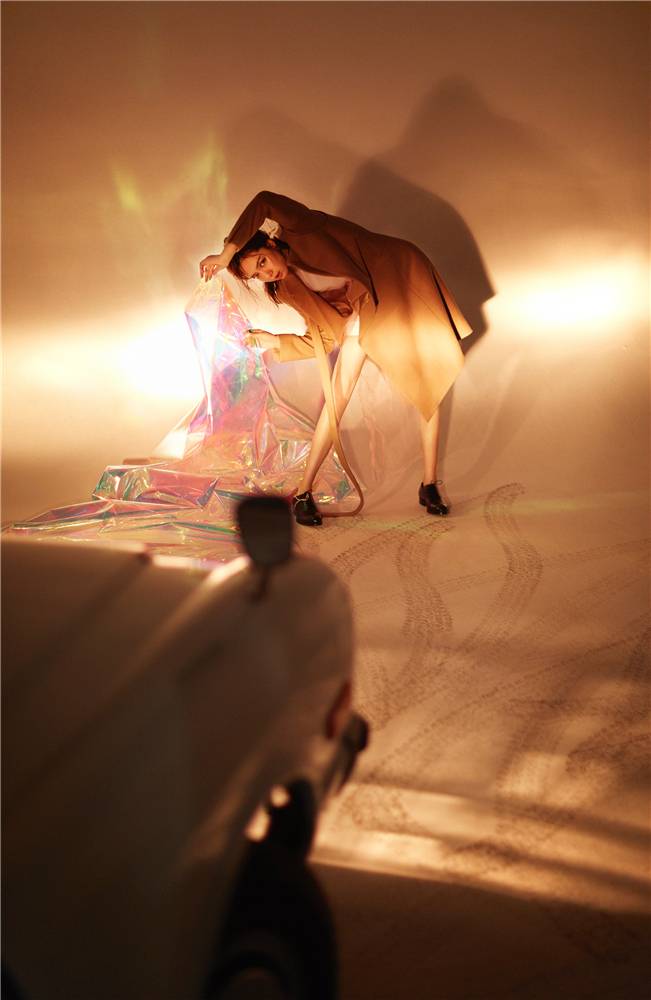 戚薇秋冬時尚寫真公開 率性綻放酷感十足