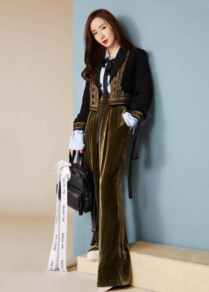 演員婁藝瀟最新寫真曝光 變身西裝美人