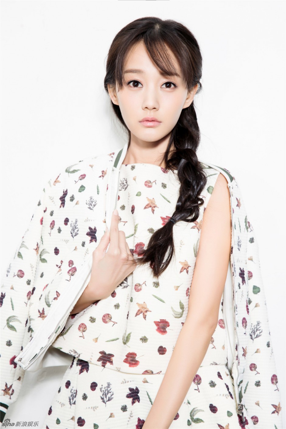 李一桐最新寫真曝光 干凈素雅猶如仙子般靈動(dòng)