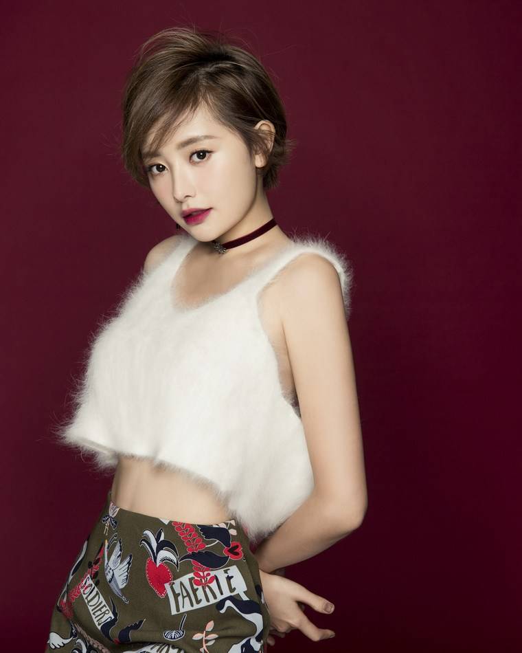 演員吳昱瑤最新寫真曝光 元?dú)馍倥嘎缎愿行⌒臋C(jī)