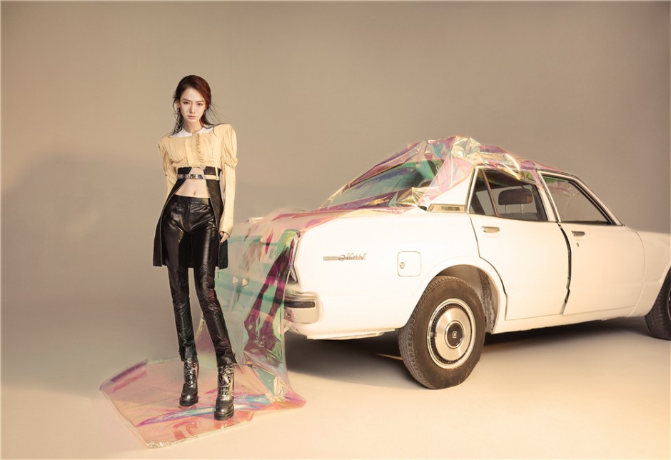 戚薇秋冬時尚寫真公開 率性綻放酷感十足