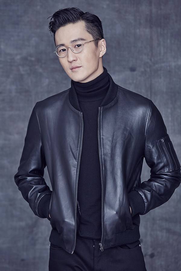 內(nèi)地演員趙炳銳寫真帥照 利落短發(fā)大展男士風范