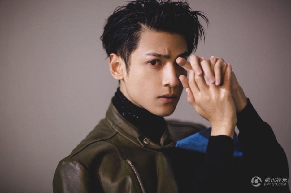 新生代小生羅云熙寫(xiě)真 神情高冷而神秘