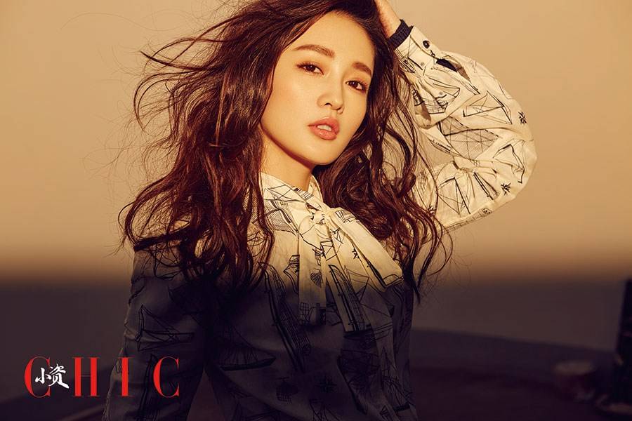 新生代演員李沁寫真圖片 輕松俏麗散發(fā)青春韻味