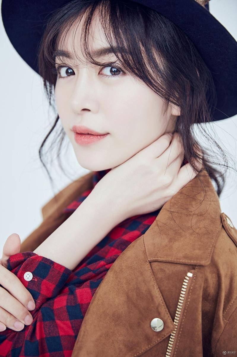 趙多娜曝時尚寫真 冬日英倫風搭配干練十足