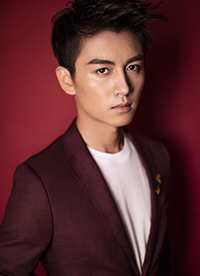 陳曉西裝寫(xiě)真超時(shí)髦 目光深邃透露深沉魅力