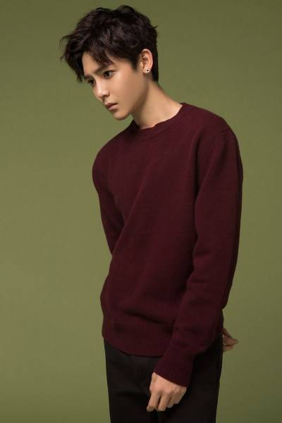 超能少年侯明昊寫真 初顯內(nèi)斂穩(wěn)重男友力