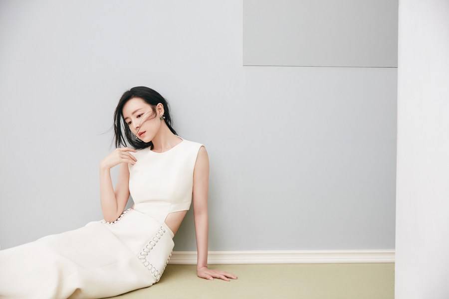 張靜初最新寫真圖片 成熟風(fēng)范顯曼妙身姿