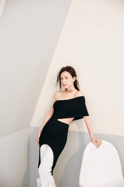 張靜初最新寫(xiě)真圖片 成熟風(fēng)范顯曼妙身姿