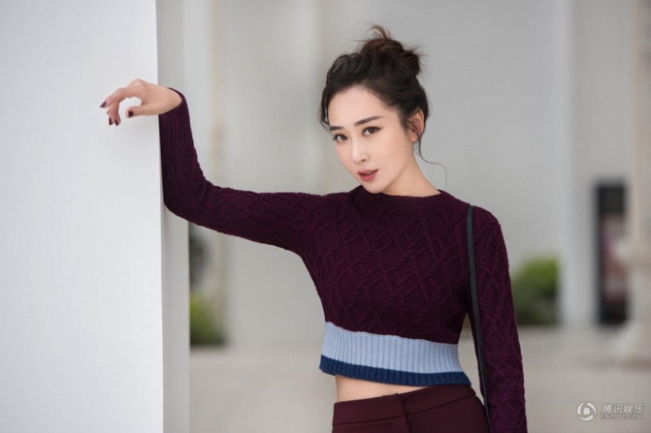 杜若溪新年寫真曝光 長腿加細(xì)腰演繹干練都市范兒