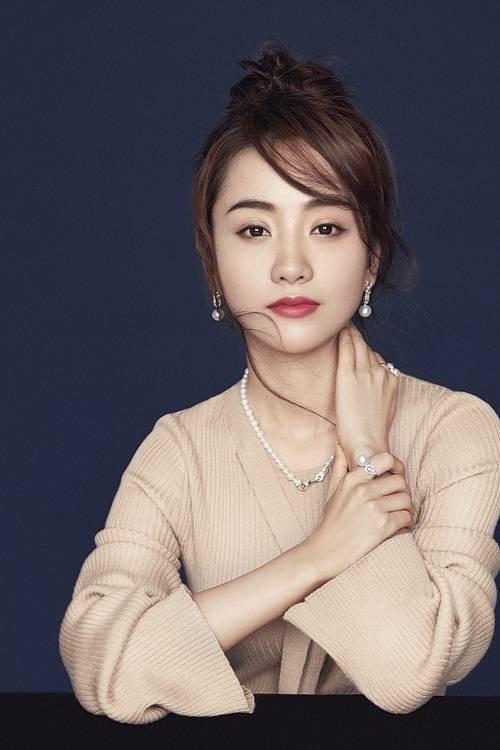 楊蓉冬日珠寶寫真 盡顯知性慵懶華貴風(fēng)