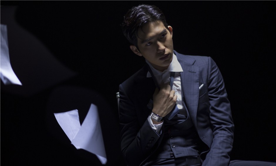 井柏然時(shí)尚大片曝光 黑白光影演繹正反面