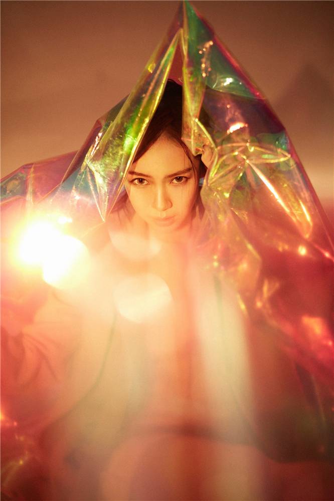 戚薇秋冬時尚寫真公開 率性綻放酷感十足