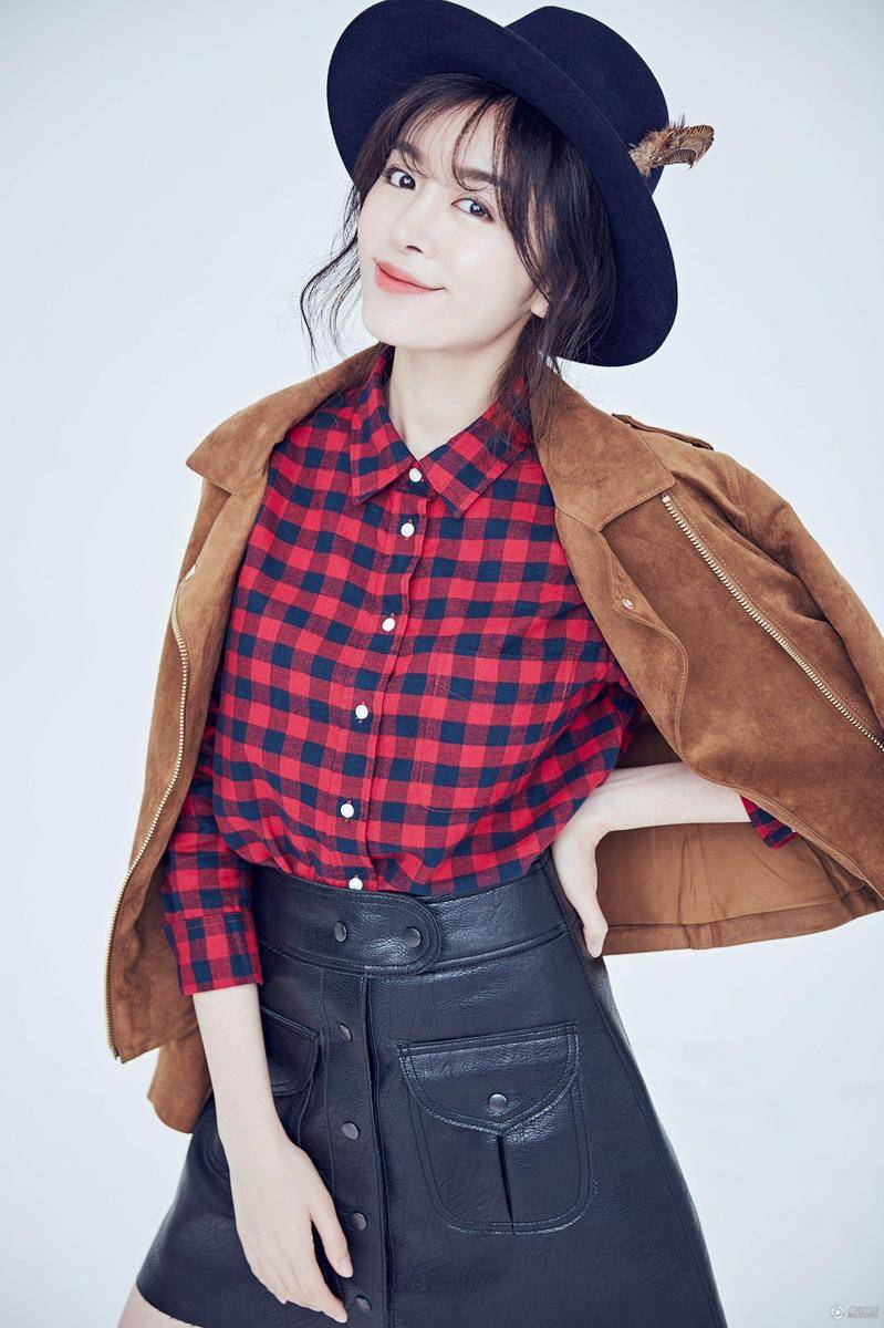 趙多娜曝時尚寫真 冬日英倫風(fēng)搭配干練十足