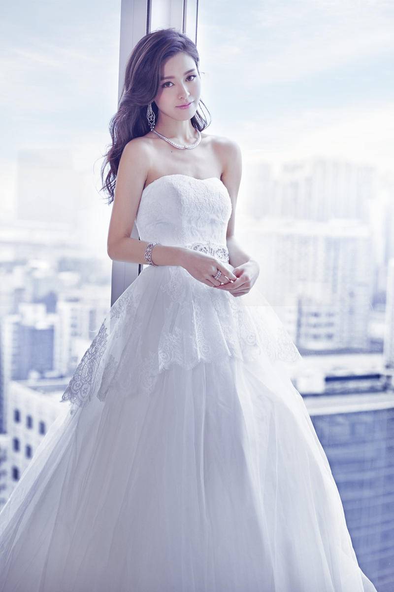 文詠珊婚紗造型寫真曝光 美目盼兮脈脈含情