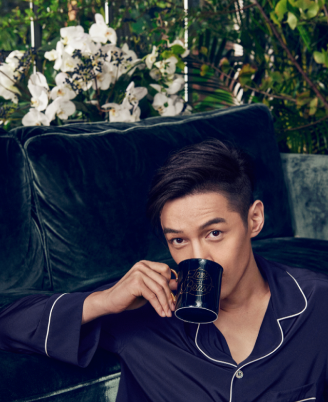 胡歌寫真帥出新高度 和龜互動(dòng)網(wǎng)友嘆:人不如龜