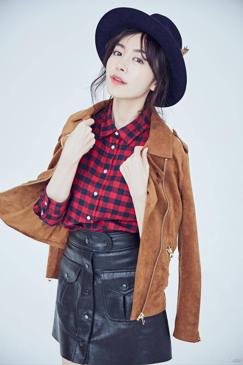 趙多娜曝時(shí)尚寫真 冬日英倫風(fēng)搭配干練十足