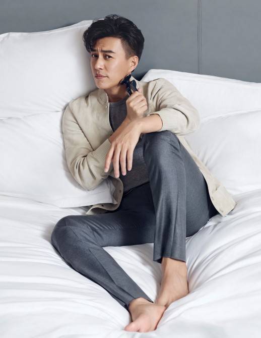 靳東最新雜志寫(xiě)真圖片 儒雅氣質(zhì)盡顯老干部風(fēng)情