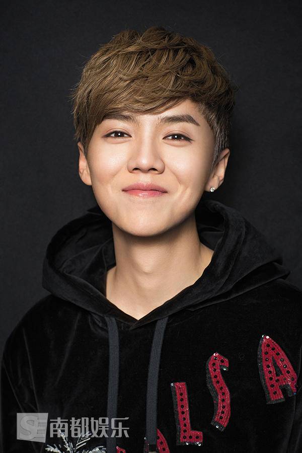 鹿晗帥氣寫真大片曝光 回眸殺撩你沒商量